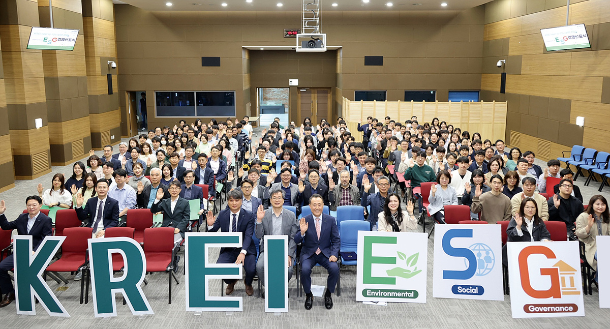 In May, a monthly meeting was held, featuring the declaration of ESG management.
